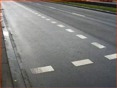 znak P-19 pas postojowy wyznaczony wzdłuż jezdni