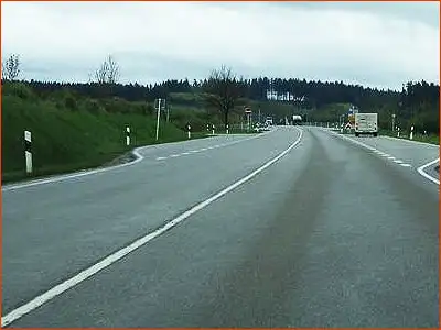 znak P-2 linia oddzielająca pasy ruchu o tym samym kierunku