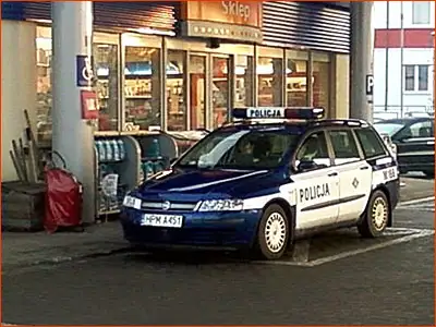 policjanci zaparkowali na kopercie policja zaparkowała na kopercie