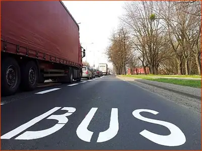 znak P-22 na pasie ruchu dla autobusów namalowane słowo BUS
