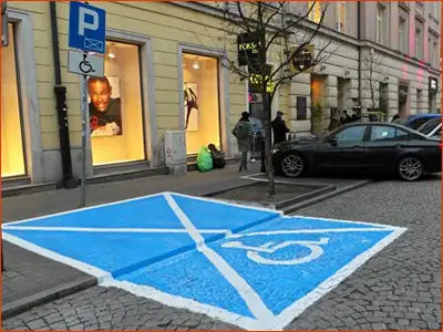 znak D-18 i P-20 prawidłowo oznakowane miejsce parkingowe dla pojazdu kierowanego przez inwalidę