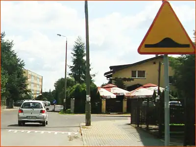 znak P-25 i A-11a ten próg zwalniający na pewno jest w jakiejś strefie