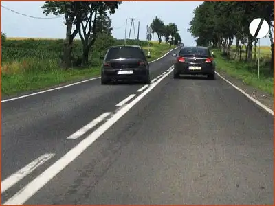 znak P-3a taką linię wolno przekroczyć, ale od strony przerywanej