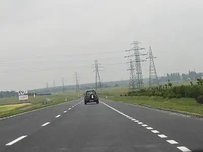 znak P-7a wolno tutaj zaparkować na poboczu