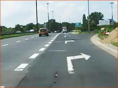 znak P-8d po tym pasie jadą pojazdy skręcające w prawo