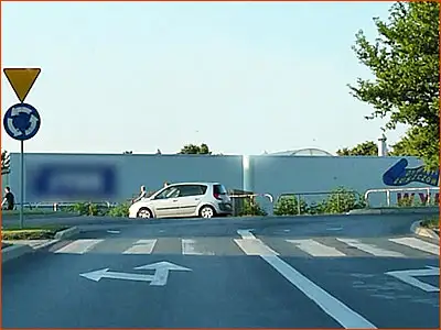 znak P-8d i P-8e tylko z tego pasa można jechać prosto