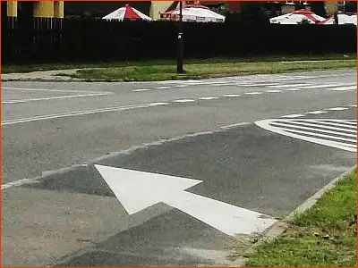 znak P-9a strzałka naprowadzająca w lewo
