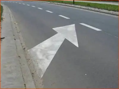 znak P-9b strzałka naprowadzająca w prawo