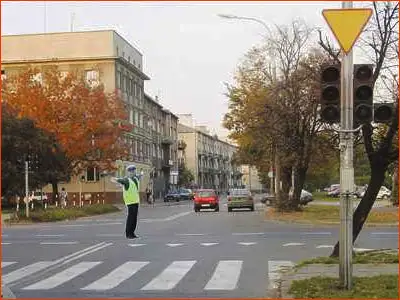 pol3 wolno jechać - sygnały kierującego ruchem są decydujące