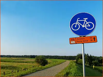 znak R-4c i C-13 drogowskaz na szlaku rowerowym