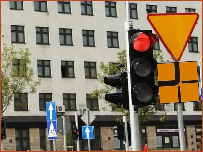 sygnalizator S-1 i znak A-7 światła czy znaki - co jest ważniejsze?