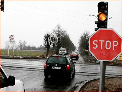 sygnalizator S-1 i znak B-20 jaki kolor będzie za chwilę wyświetlany