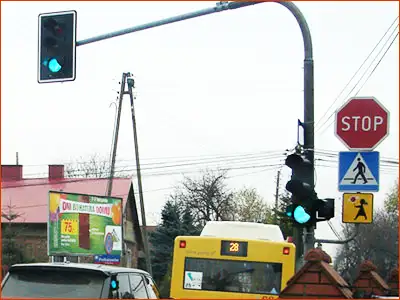 sygnalizator S-1 i znak B-20 co w tej sytuacji decyduje o pierwszeństwie?