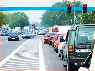 sygnalizator S-3a i znak P-21 oba pasy są do jazdy na wprost lub w lewo