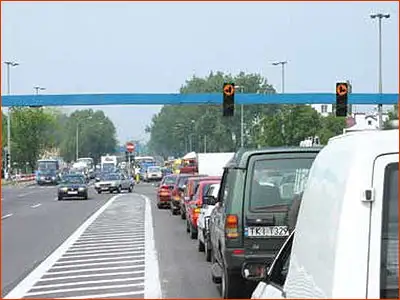 sygnalizator S-3a i znak P-21 tylko z prawego pasa można jechać prosto lub w prawo!