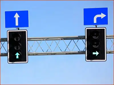 jazda na wprost dozwolona jest tylko z jednego pasa