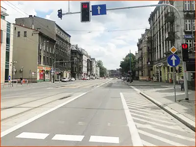 wolno jechać, czy trzeba stać?