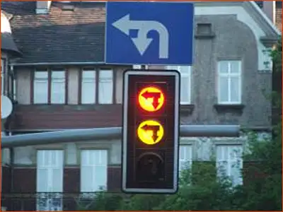 sygnalizator S-3f i znak F-11 za chwilę będzie światło zielone i będzie wolno jechać w lewo lub zawrócić