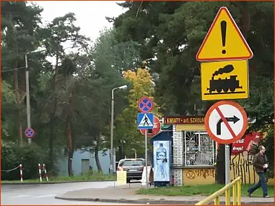 tabliczka T-10 i znak A-30 tak czy inaczej, przejedziemy po torach