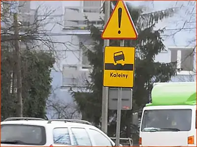 tabliczka T-13 i znak A-30 ostrzeżenie o koleinach - częsty obrazek w naszym kraju