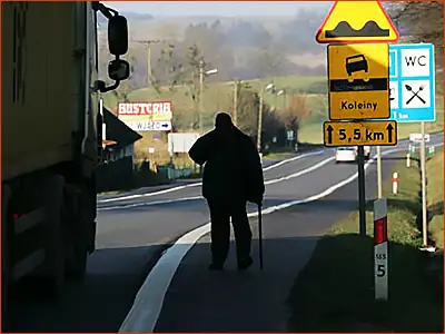 tabliczki T-13, T-2 i znak A-11 nie dosyć że nierówna droga, to jeszcze koleiny