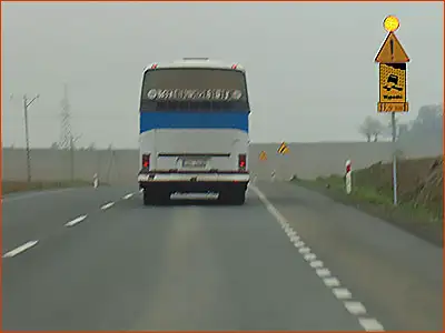 tabliczki T-15, T-2 i znak A-30 na odcinku jednego kilometra trzeba w czasie deszczu bardzo uważać