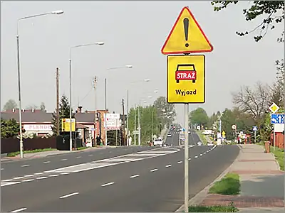 tabliczka T-16 i znak A-30 uwaga - miejsce w którym straż może wyjeżdżać na drogę