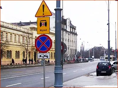 tabliczka T-24 i T-16 zakaz zatrzymywania ze względu na wyjeżdżające karetki