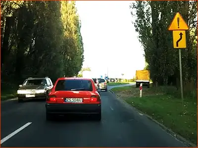 tabliczkaT-18 i znak A-30 nieoczekiwana zmiana kierunku drogi