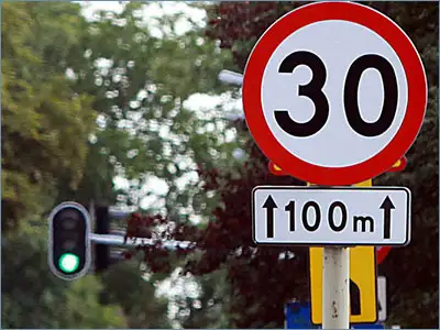 tabliczka T-20 i znak B-33 ograniczenie prędkości obowiązuje na odcinku 100 metrów