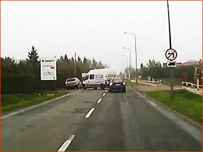 tabliczka T-23b i znak B-21 zakaz skrętu w lewo dla samochodów ciężarowych