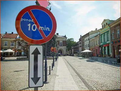 tabliczka T-25b i znak B-35 kontynuacja zakazu postoju powyżej 10 minut