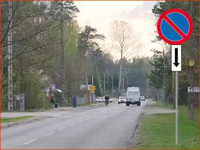 tabliczka T-25c i znak B-35 za znakiem wolno już stać powyżej jednej minuty