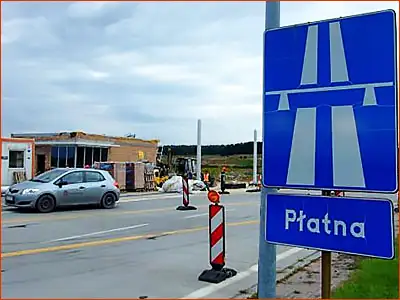 tabliczka T-28 i znak D-9 ta autostrada jest płątna