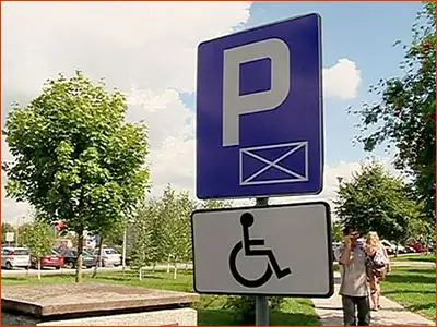 tabliczka T-29 i znak D-18a miejsce parkingowe dla inwalidy