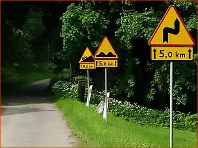 tabliczka T-2 i znaki ostrzegawcze na odcinku 5 kilometrów trzeba bardzo uważać