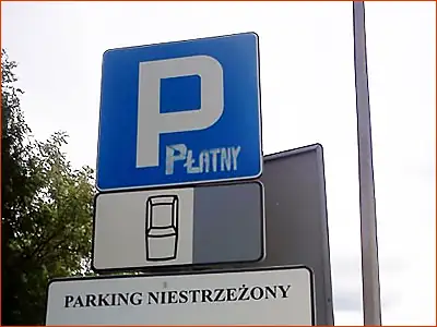 tabliczka T-30a i znak D-18 parking z określonym sposobem parkowania auta