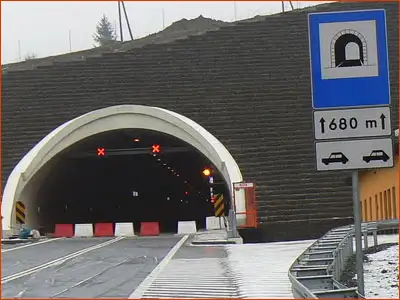 tabliczka T-32 i znak D-37 długi tunel - zachował bezpieczną odległość
