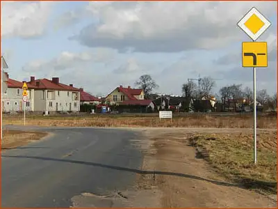tabliczka T-6a i znak D-1 skręcając na drodze z pierwszeństwem należy zamiar zasygnalizować
