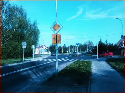 niesymetryczny układ dróg podporządkowanych