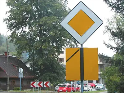 znak D-1 i T-6b dziwna tabliczka T-6b pokazująca jak droga podporządkowana łączy się z główną