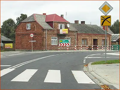 tabliczka dopasowana do rzeczywistego przebiegu dróg