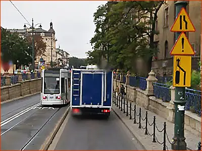 tabliczka T-8 i znak A-12b i A-30 pas ruchu został skierowany na tory tramwajowe